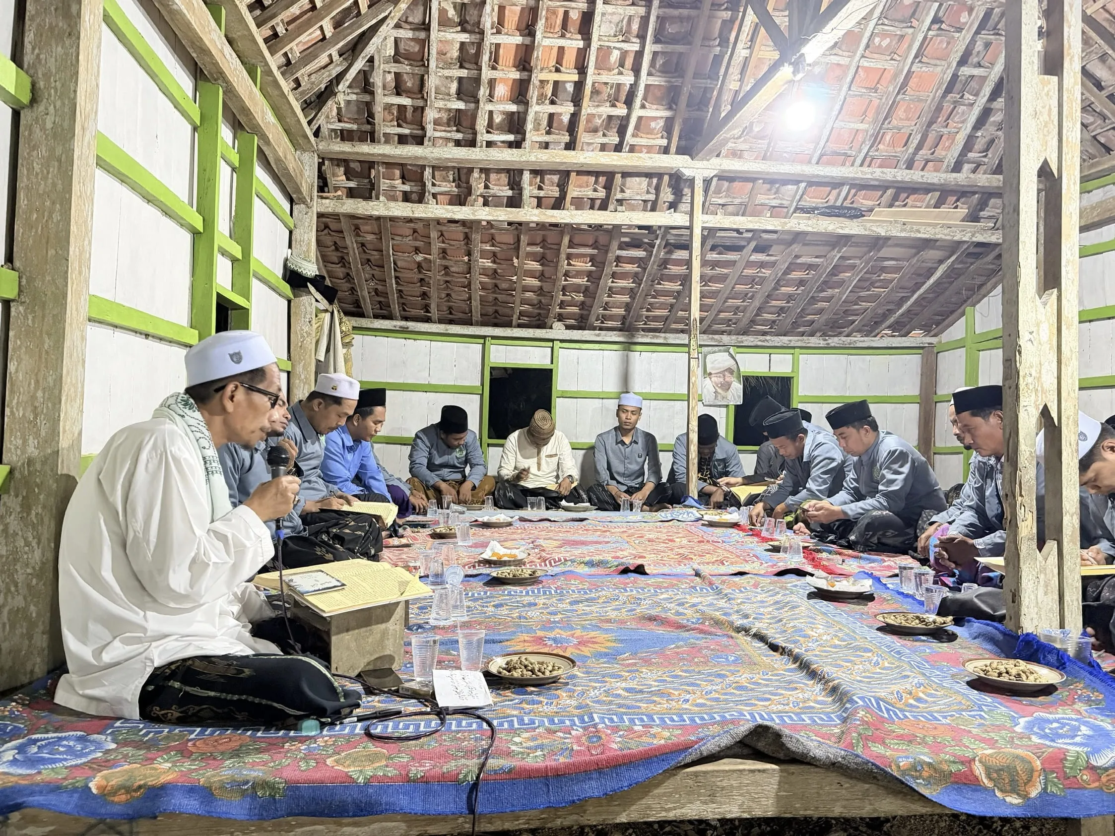 IKADA (Ikatan Alumni Pondok Pesantren Darul-Ulum AZ-ZAINI Ds Bunten-Barat Gelar Kajian Tafsir Jalalain Bersama KH. Fauzi Zaini Muslim (Ilustrasi)